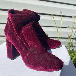 Women’s 7.5 velvet bootie boots